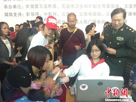 义诊现场。　陈静 摄