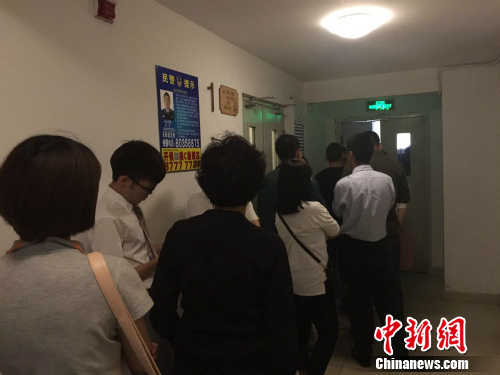 北京某公租房项目管理处排队受理现场。<a target='_blank' href='http://www.chinanews.com/' >中新网</a> 种卿摄