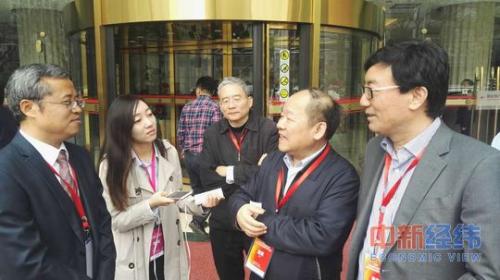 4月8日，国家发展和改革委员会副主任兼国家统计局局长宁吉喆(右二)接受中新经纬客户端记者专访。