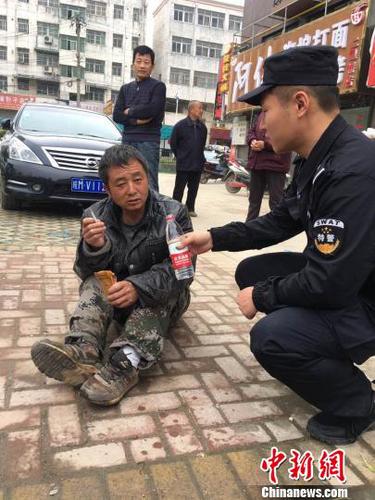 安徽一醉酒男子路边酣睡民警守护防被车撞（图）