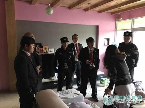 老赖躺在沙发上耍赖6名法警将她从别墅抬上警车