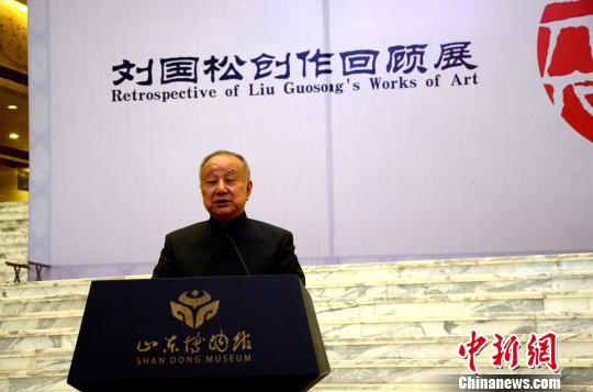 “现代水墨画之父”刘国松先生在山东博物馆讲述半个世纪以来对水墨画的探索历程。　郝学娟 摄