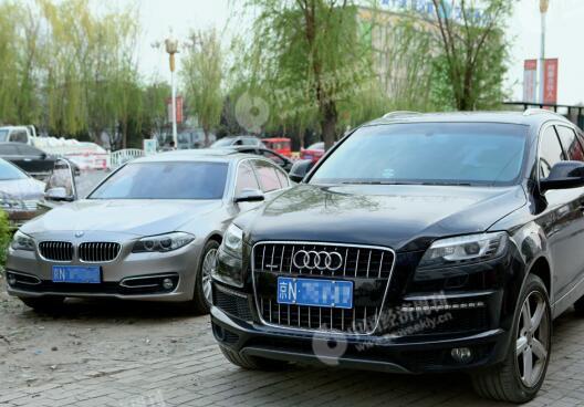 p27-1 4 月3 日，雄县街头大量涌入的外地车辆。