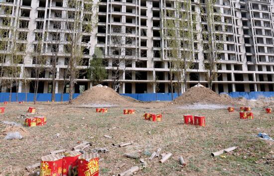 p28-1 4 月5 日，雄县城郊雄州镇一幢未完工的建筑。