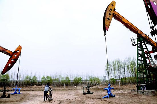 p29-雄安新区一处油井，背后是大广高速白洋淀支线。_副本