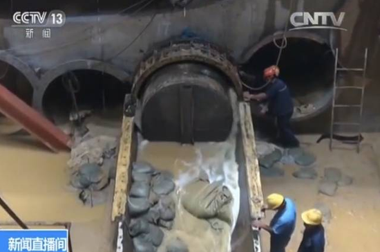 一天一夜的抢险，透水堵住了。在拱北隧道暗挖段的施工初期，像这样的透水一共发生过三四次。