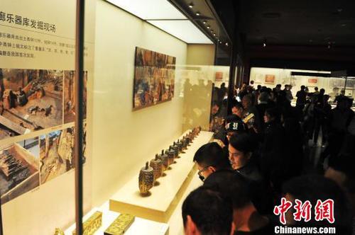 　2016年10月11日，《惊世大发现——南昌汉代?；韬罟鐾脸晒埂吩诮魇〔┪锕菡蕉酝獬て谡钩?，吸引众多民众前来参观?！×跽祭?摄