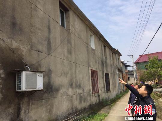 图为：民警对危旧房屋进行巡查。临安公安供图