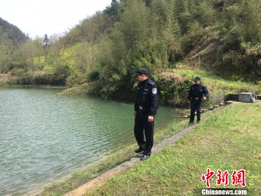 图为：民警正在巡逻。临安公安供图