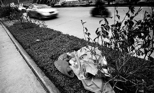 8月女婴雨天被弃2