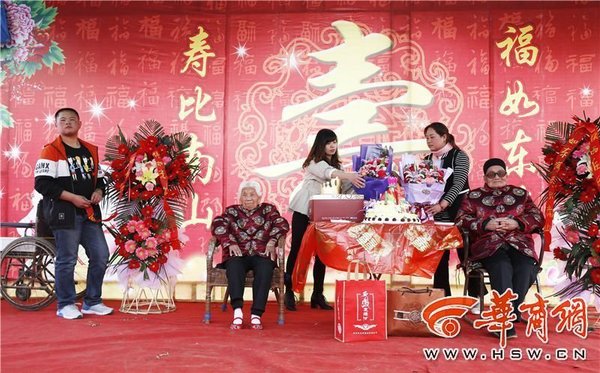 老夫妻过百岁大寿
