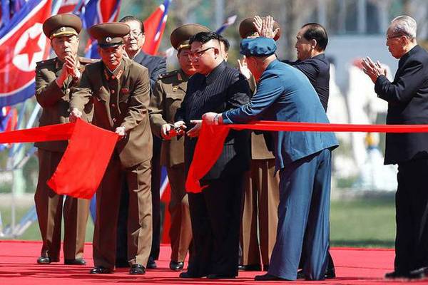 金正恩为新建住房项目剪彩。
