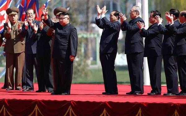 金正恩为新建住房项目剪彩 大步流星笑容满面(组图)