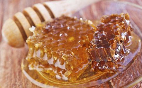 蜂蜜的禁忌有哪些 食用蜂蜜的注意事项 蜂蜜的注意事项