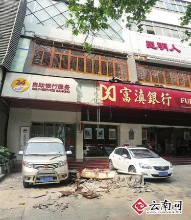 昆明一饭店木屋檐掉落 楼下微型车玻璃被砸成“蜘蛛网”