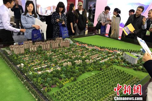 民众在2017年北京春季房展会上的某楼盘展台咨询。<a target='_blank' href='http://www.chinanews.com/' >中新网</a> 程春雨 摄