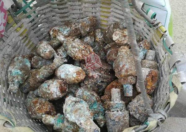 湖北农民挖到百枚炮弹