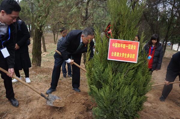 与陕西省委常委、海联会会长陈强共植炎黄子孙林