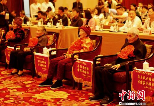 图为8位百岁老人参加“红豆情长杉助人寿”关爱百岁老人大型公益活动?！∷锶?摄