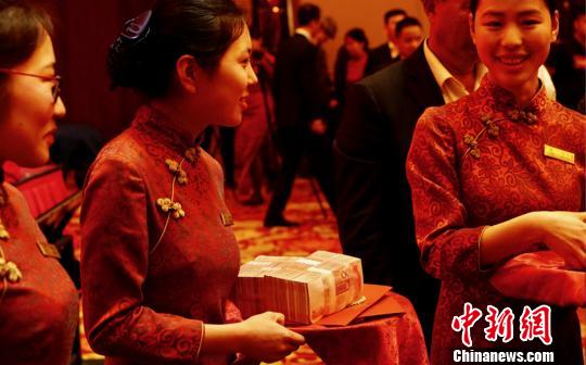 此番到会百岁老人每人都可收到10万元爱心补贴?！∷锶?摄