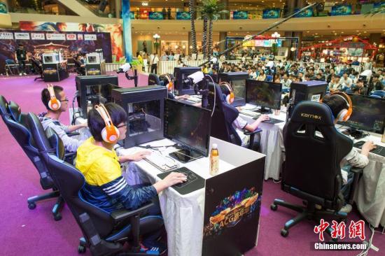 资料图：，2016年海峡两岸ACG嘉年华活动在武汉举行，ACG嘉年华是一场集电竞、动画、漫画为一体的大型电竞类赛事。 <a target='_blank' href='http://www.chinanews.com/'>中新社</a>记者 张畅 摄