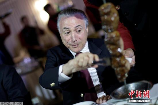 当地时间2017年3月19日，巴西巴西利亚，巴西总统特梅尔会见肉类出口国外交大使，并一同前往餐厅享用烧烤。