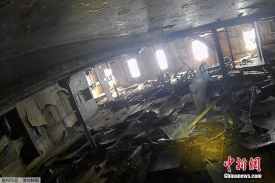 这张照片是当地时间4月8日拍摄的，船舱内部还依稀可以辨认出之前的设施，但整体已经破败不堪。