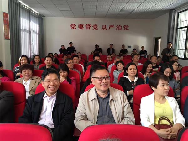 4月13日-14日，在湖南省委统战部副部长、省社院党组书记邓焕生，省社院副院长黄自荣的带领下，40多名第14期党外中青年干部培训班学员来到安化县江南镇黄石村开展精准扶贫专题调研。