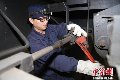 王振正在工作中?！∠蛩?摄