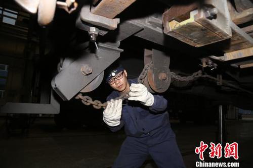 王振正在工作中?！∠蛩?摄