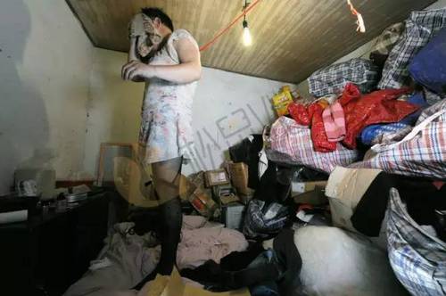 46岁男子屋里放满高跟鞋 每个月都来