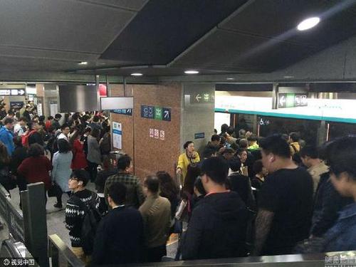 北京地铁4号线角门站早高峰出故障 大量乘客滞留