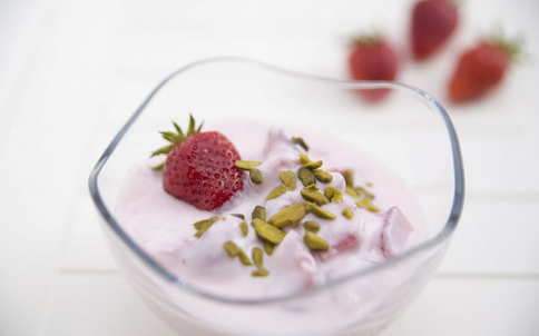 喝酸奶可以抗癌吗 喝酸奶要注意哪些事项 喝酸奶抗癌是真的假的