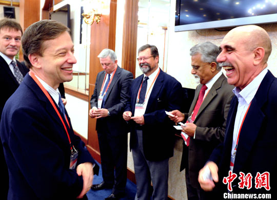 资料图：图为出席“外专千人计划”专家座谈会的外国专家交谈甚欢。中新社发 刘可耕 摄