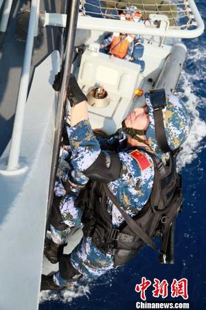 特战队员进行攀爬训练。　林健 摄