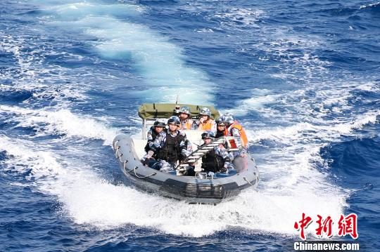 特战队员乘小艇携带挂梯出击，演练解救被劫船舶?！×纸?摄