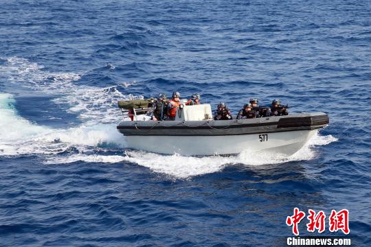 特战队员乘小艇出击，演练解救被劫船舶?！×纸?摄