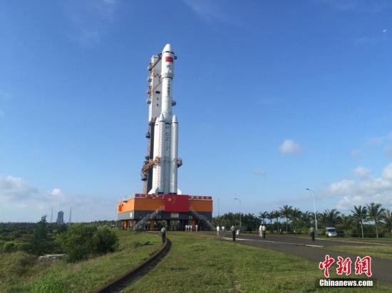 4月17日7时30分，承载着长征七号遥二运载火箭与天舟一号货运飞船组合体的活动发射平台驶出总装测试厂房，平稳行驶约2.5小时后，垂直转运至发射区。垂直转运的顺利完成，标志着“天舟一号”飞行任务正式进入发射阶段。闫宁 摄