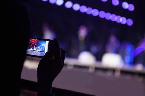 近些年，网络直播在全球兴起，各大社交媒体相继开启直播功能。图为资料图。