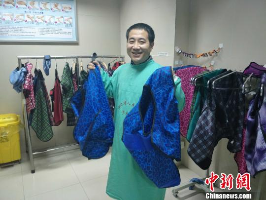 党懿展示心内科医生做心脏介入手术时需要穿的铅衣，全套共重36斤。　崔涛 摄