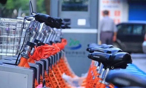 3个熊孩子破坏公共自行车 家长:要钱没有 抓走吧