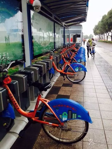 3个熊孩子破坏公共自行车 家长:要钱没有 抓走吧