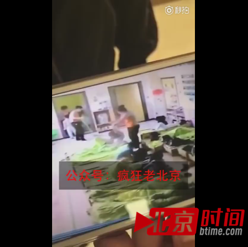 幼儿园回应幼师虐童:园长已停职 未发现猥亵行为