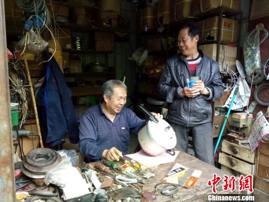 高位截肢男子20余载坚强“走”人生：虽辛苦但心里充实