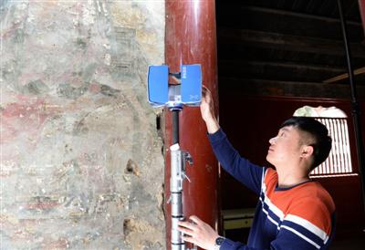 国家文物局工作人员使用三维激光扫描仪对壁画进行记录