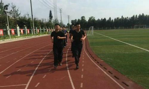 巡警累瘫照走红 网友：这位帅哥你还缺女朋友吗（组图）