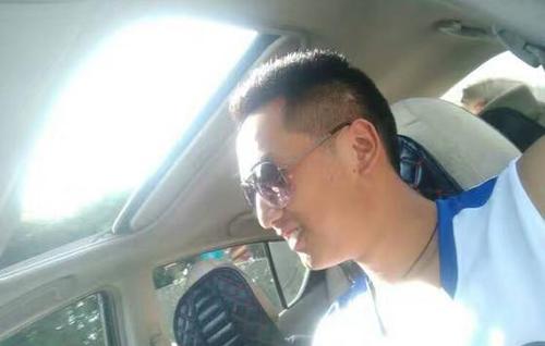 巡警累瘫照走红 网友：这位帅哥你还缺女朋友吗（组图）