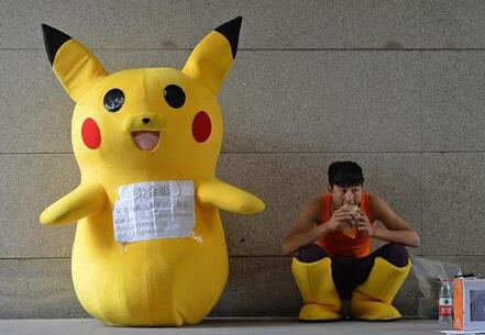 男子扮皮卡丘乞讨救女 父女合影照让人心碎