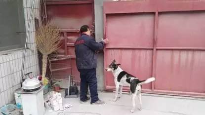 问题企业一人员强行锁门，扣留督查人员。图片来自环保部官方微信公众号