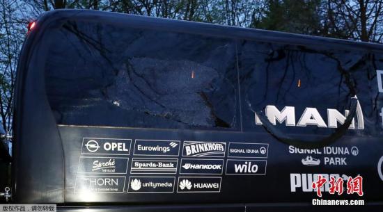 多特蒙德球队大巴遭爆炸物袭击，1名球员受伤。资料图：大巴挡风玻璃被震碎。